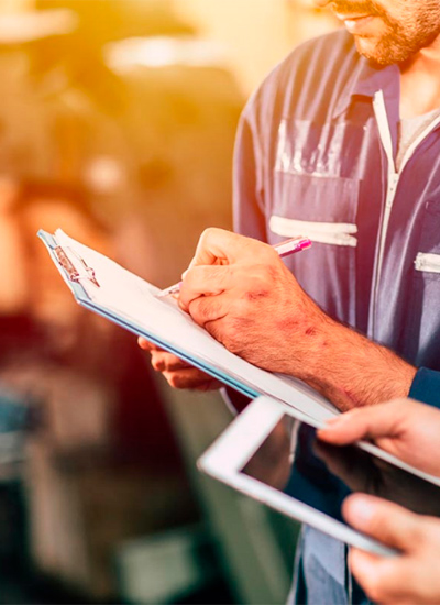 dois-engenheiros-da-beltex-segurando-uma-prancheta-e-um-tablet