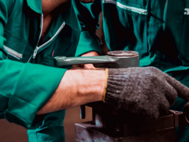 dois-engenheiros-da-beltex-trabalhando-em-uma-correia